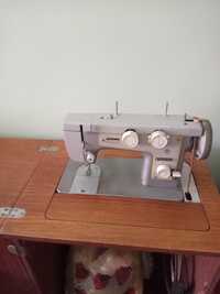 Продам бытовую кабинетную швейную машинку с ножным приводом