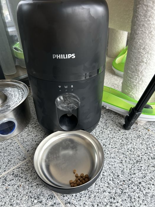 Hranitor pisica/Cain Philips