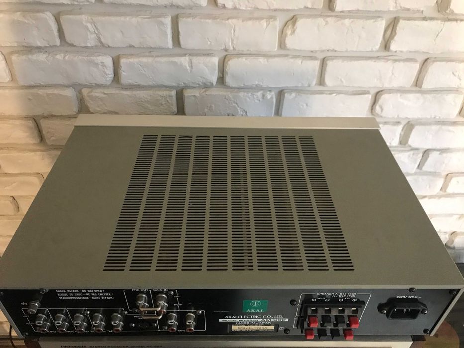 Akai AM-U02 silver amplificator