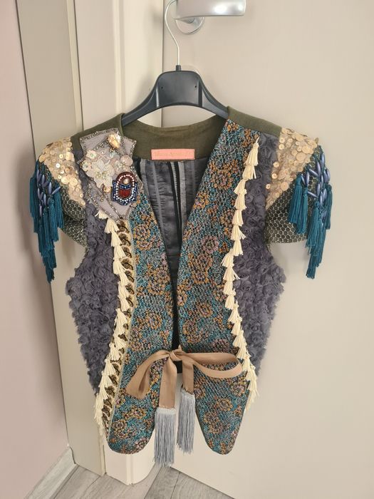 Vestă accesorizată