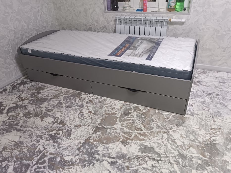 Bir kishilik divan sotiladi.