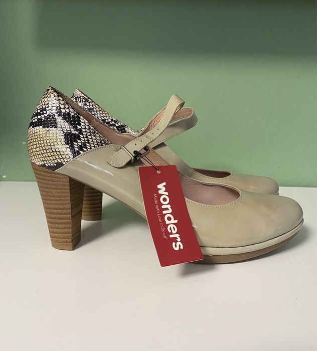 Pantofi cu toc noi cu eticheta