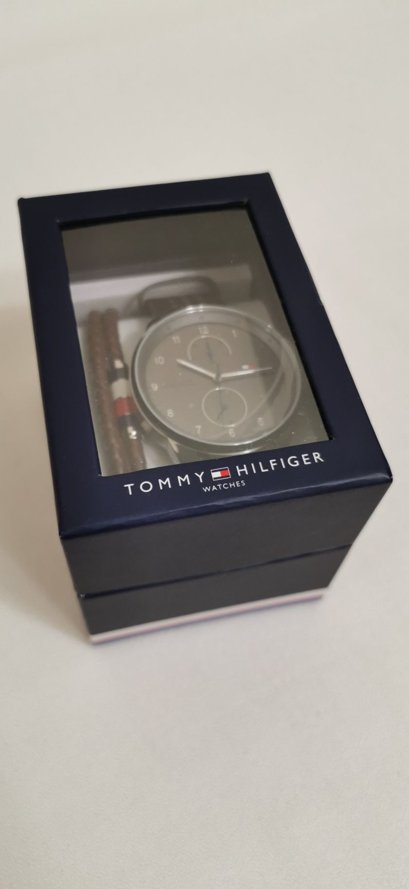 Мъжки часовник Tommy Hilfiger - в комплект с гривна