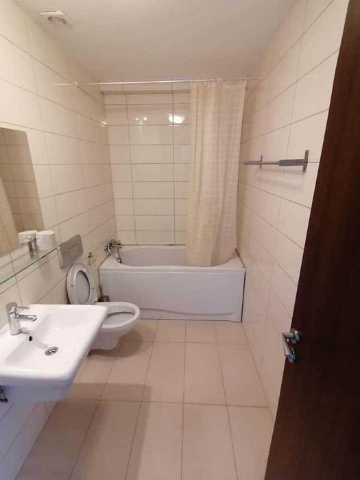 Apartament 3 camere semi-mobilat cu vedere la piscină in Cosmopolis