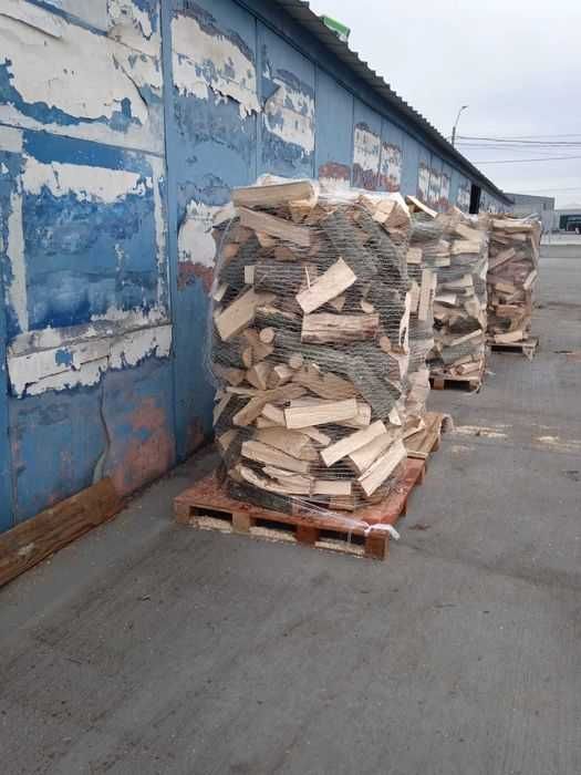 Grosu Forest vinde lemne de foc si brichete de rumegus