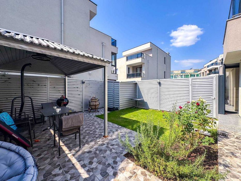 Триетажна модерна къща с двор в Сарафово, Бургас