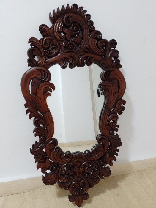 Oglinda antica cu rama din lemn masiv și o sculptură deosebita piesa c