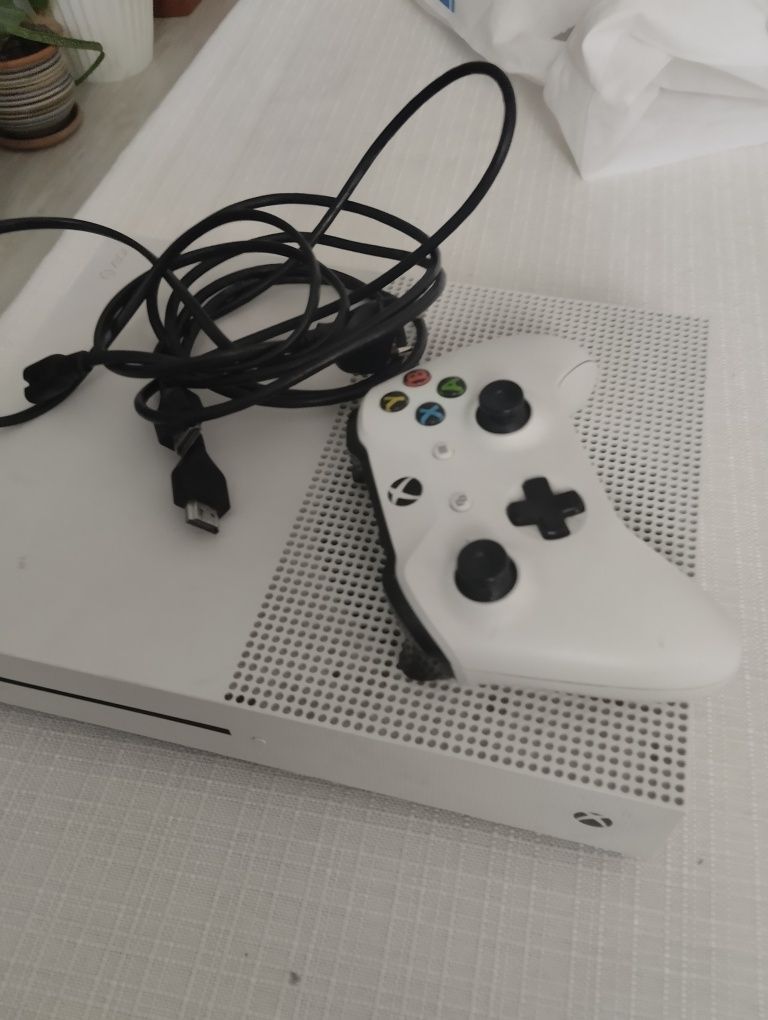 Продаю X-Box One S 1TB