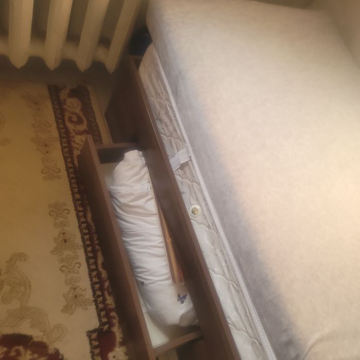 Кровать односпальная  в хорошем состоянии вместе с 2мя матрсами