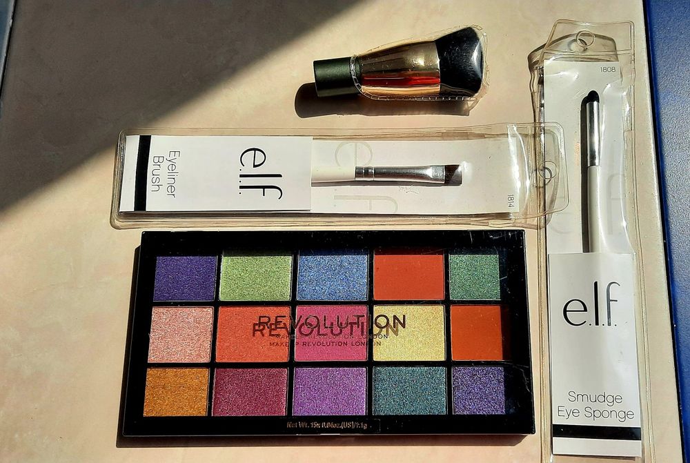 Паллетка теней Revolution + кисти для макияжа