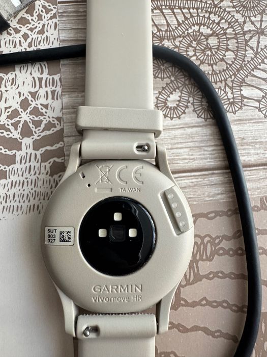 Часовник Garmin vivomove HR