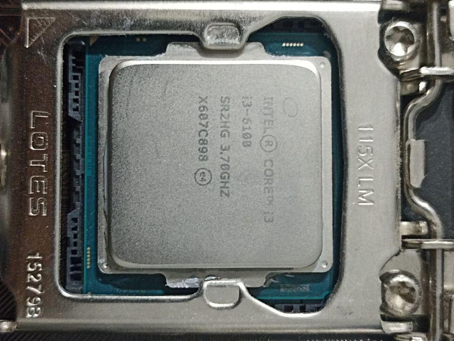 Pachet componente PC – placă de bază, procesor, memorie RAM și cooler