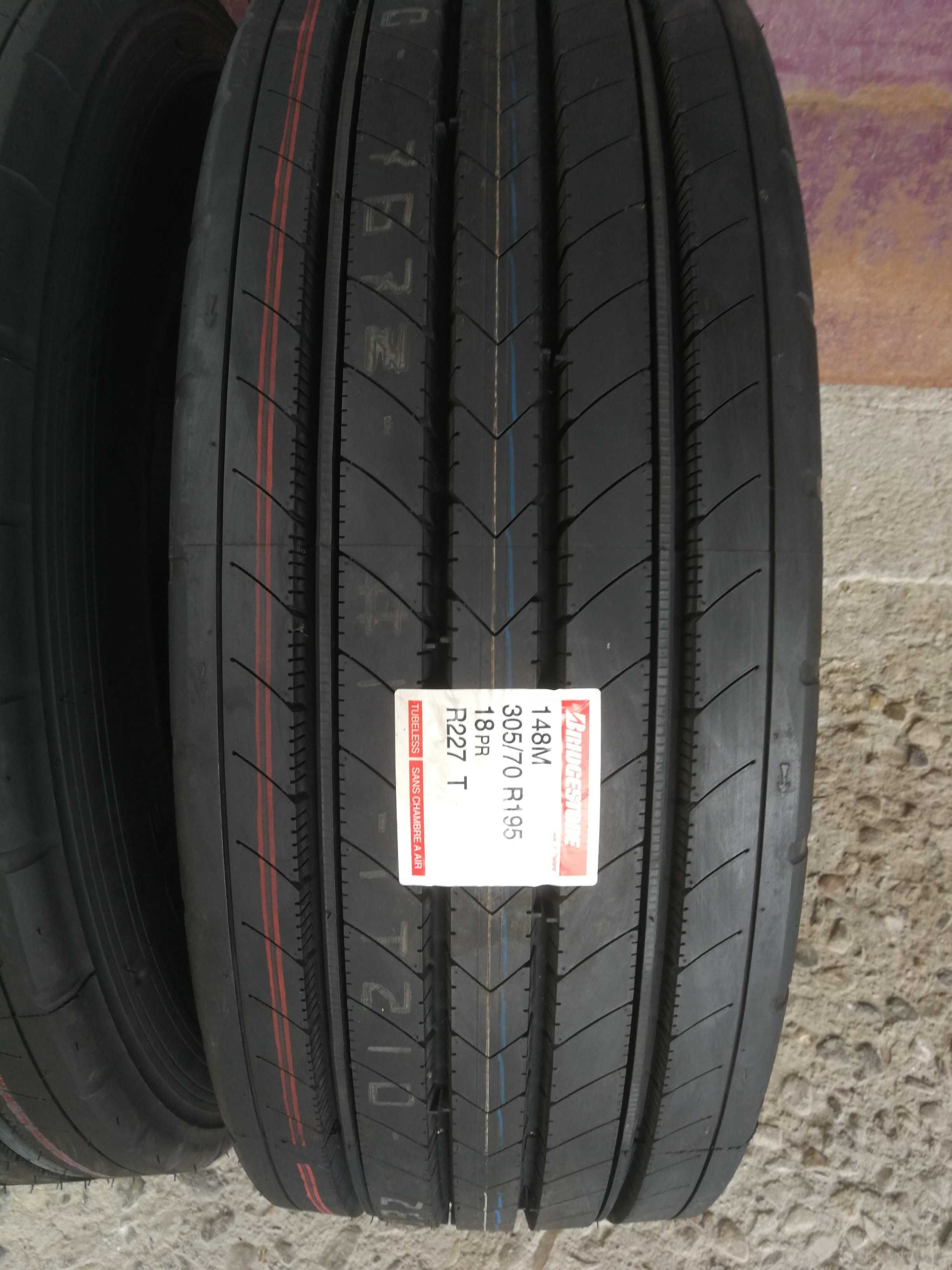 2 Нови гуми R19.5 305/70 Bridgestone R227 148M M+S 18PR 1320ЛВ. С ДДС