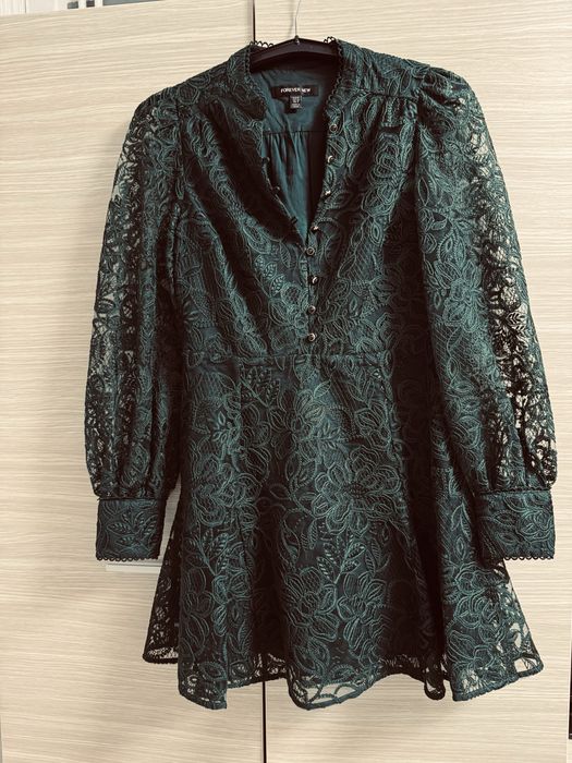 Rochie verde din dantela cu nasturi bijuterie