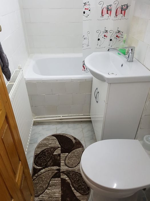 Inchiriez in regim hotelier apart. cu 3 cam. la parter in zona central