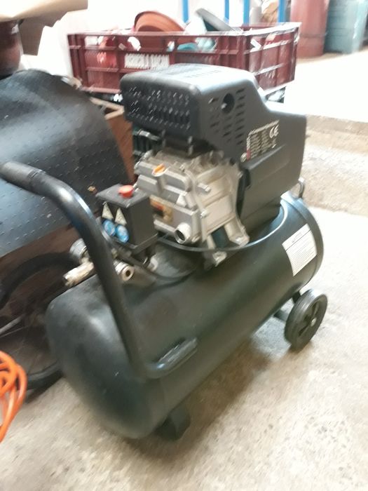 Compresor aer complet la 220v preț.820 lei.