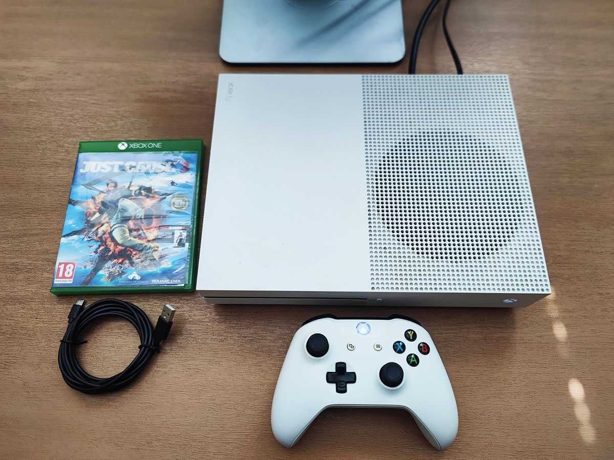 Xbox One S с джойстик, кабели и подарък игра