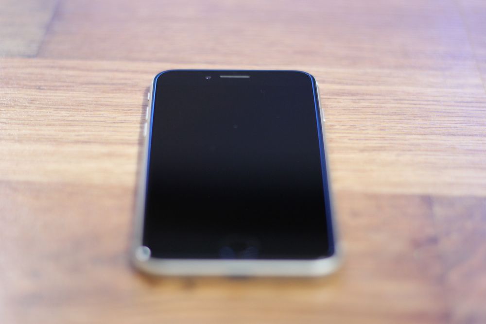 iPhone SE 3 – Бял, 64GB | Отлично състояние + оригинален кабел