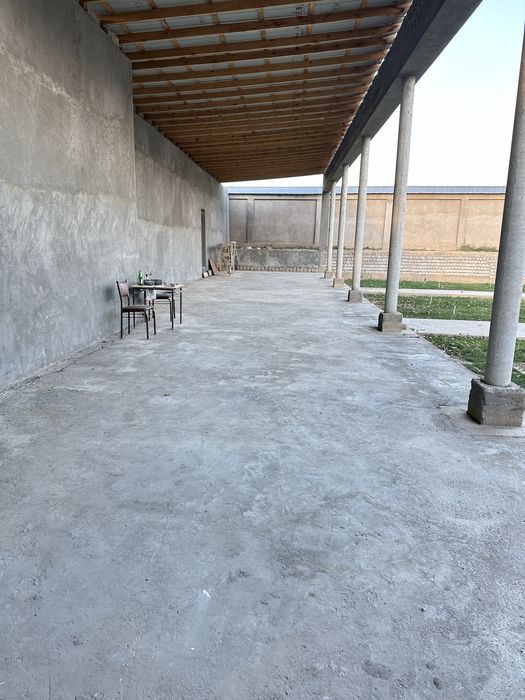 Uy sotliadi 12 sotih 7 hona yangi qurilgan pishkan gishdan 180 kvadrad