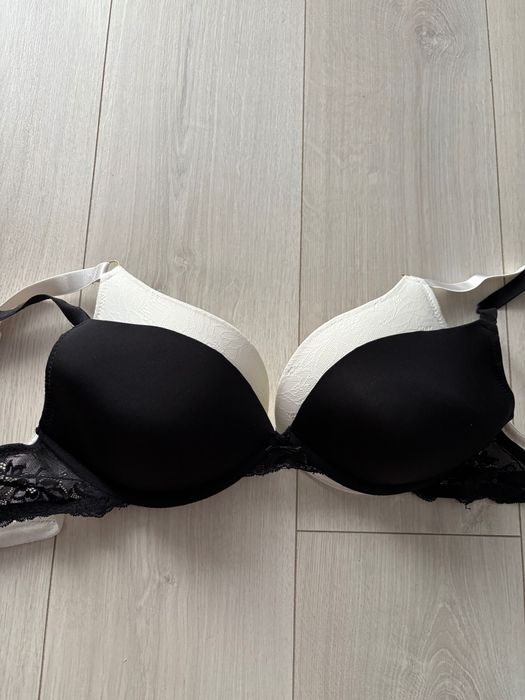 Sutien negru din dantela, 90C, cu putin burete