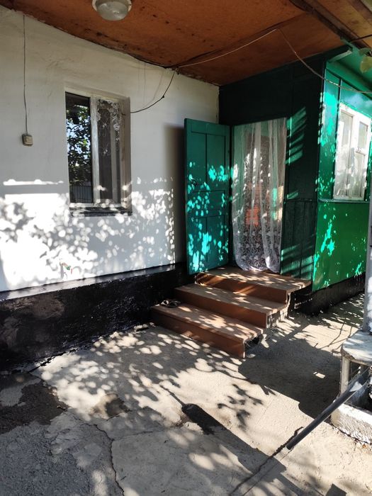 Продам дом,три спальни, зал, столовая, добротный ремонт,высокие потолк