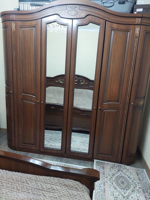 Продам спальню кровать шкаф и тумбы