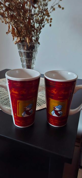 Doua cani de ceramica decorate festiv, de sarbatori