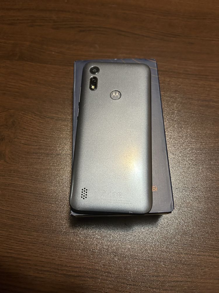 Motorola moto e 6i + подарък преносима батерия