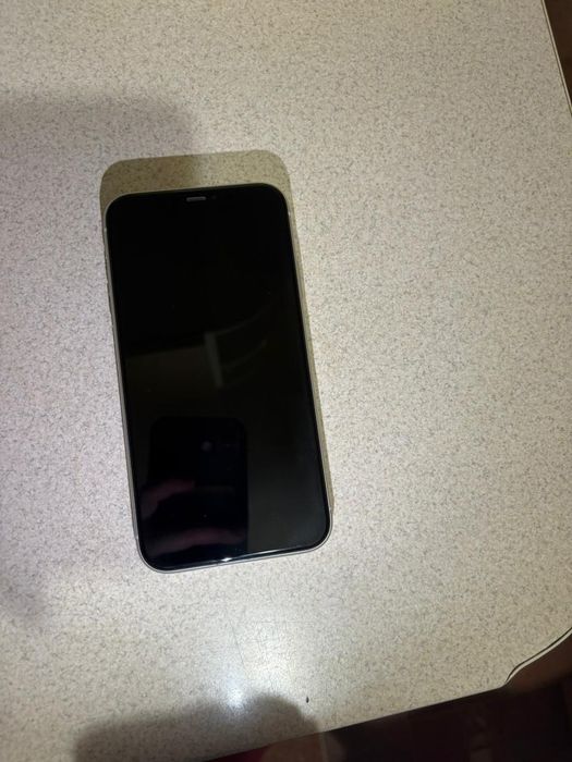 Продам б/у телефон Айфон 11