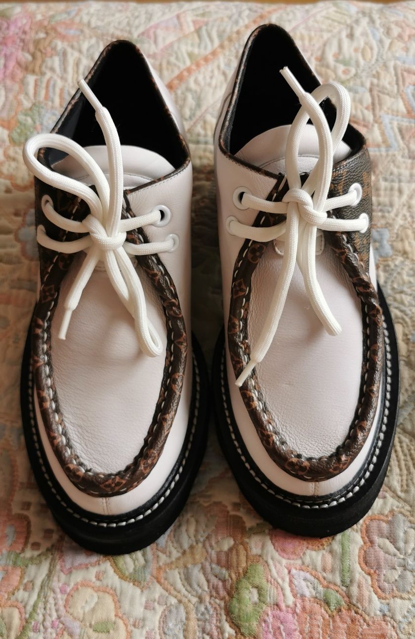 Продаю ботинки женские на шнуровке Louise Vuitton