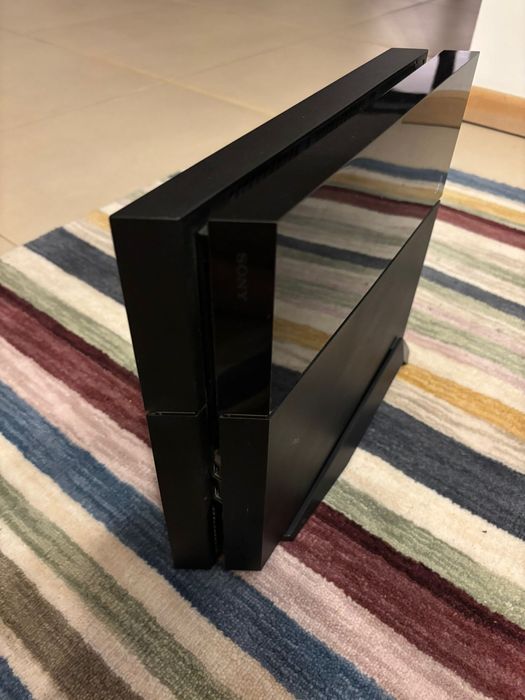 Vand Ps4 perfect functionabil,12 jocuri,2 controllere,camera