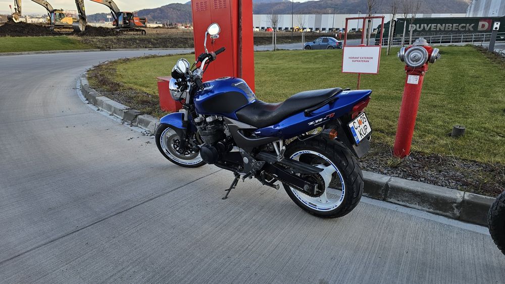 Kawasaki zr 750 2004 schimb cu ceva mai mare