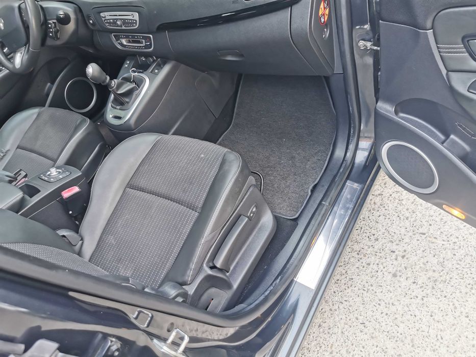 Vând Renault Grand Scenic 1.9 dci 2011