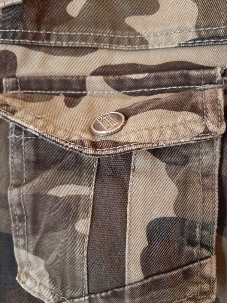 Pantaloni denim camuflaj 10 ani