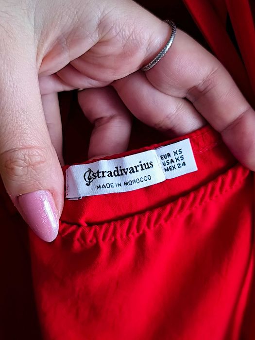 Червена рокля, официална или ежедневна