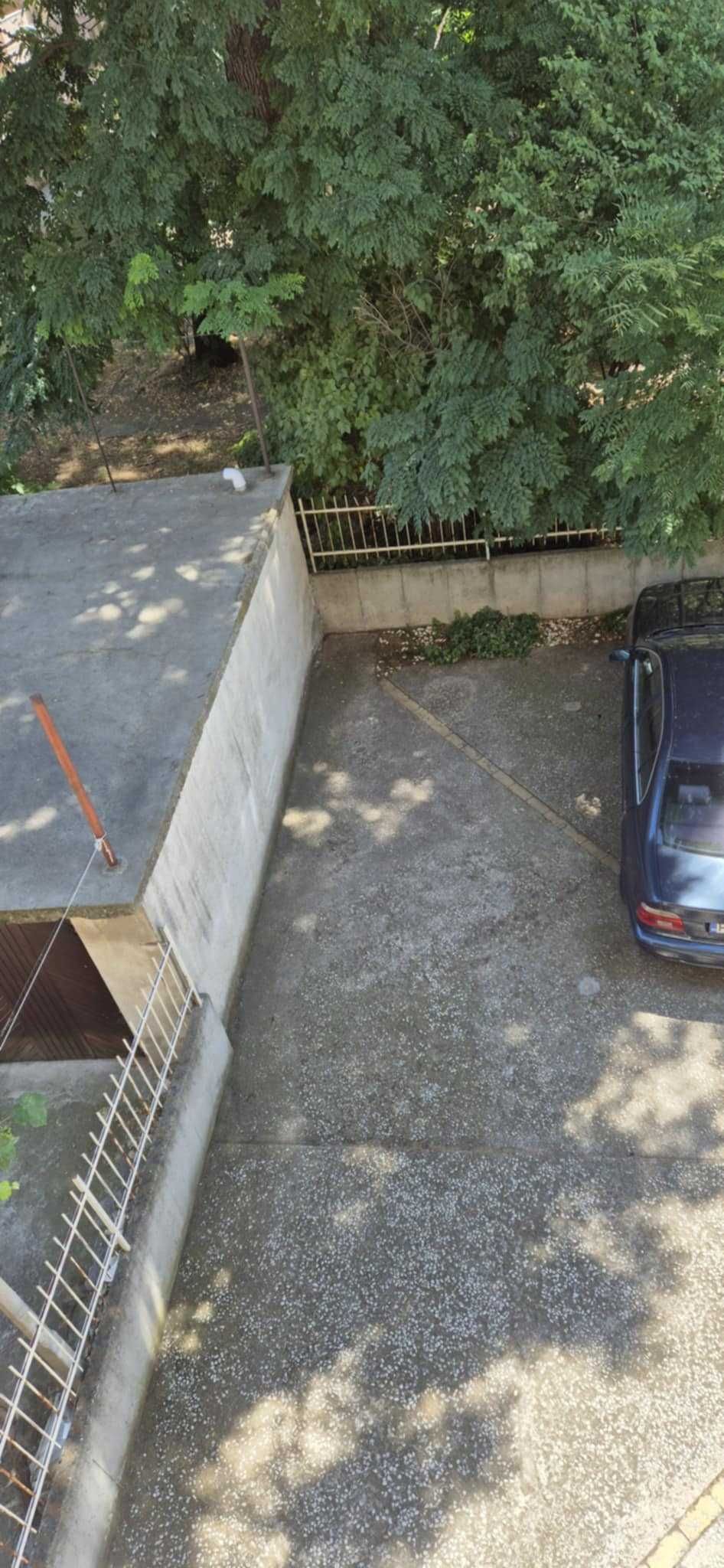 Отдавам под наем паркоместо непосредствено до Пощата и Главната.