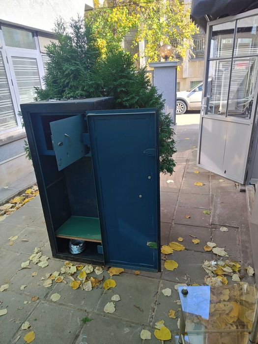 Масивен метален сейф