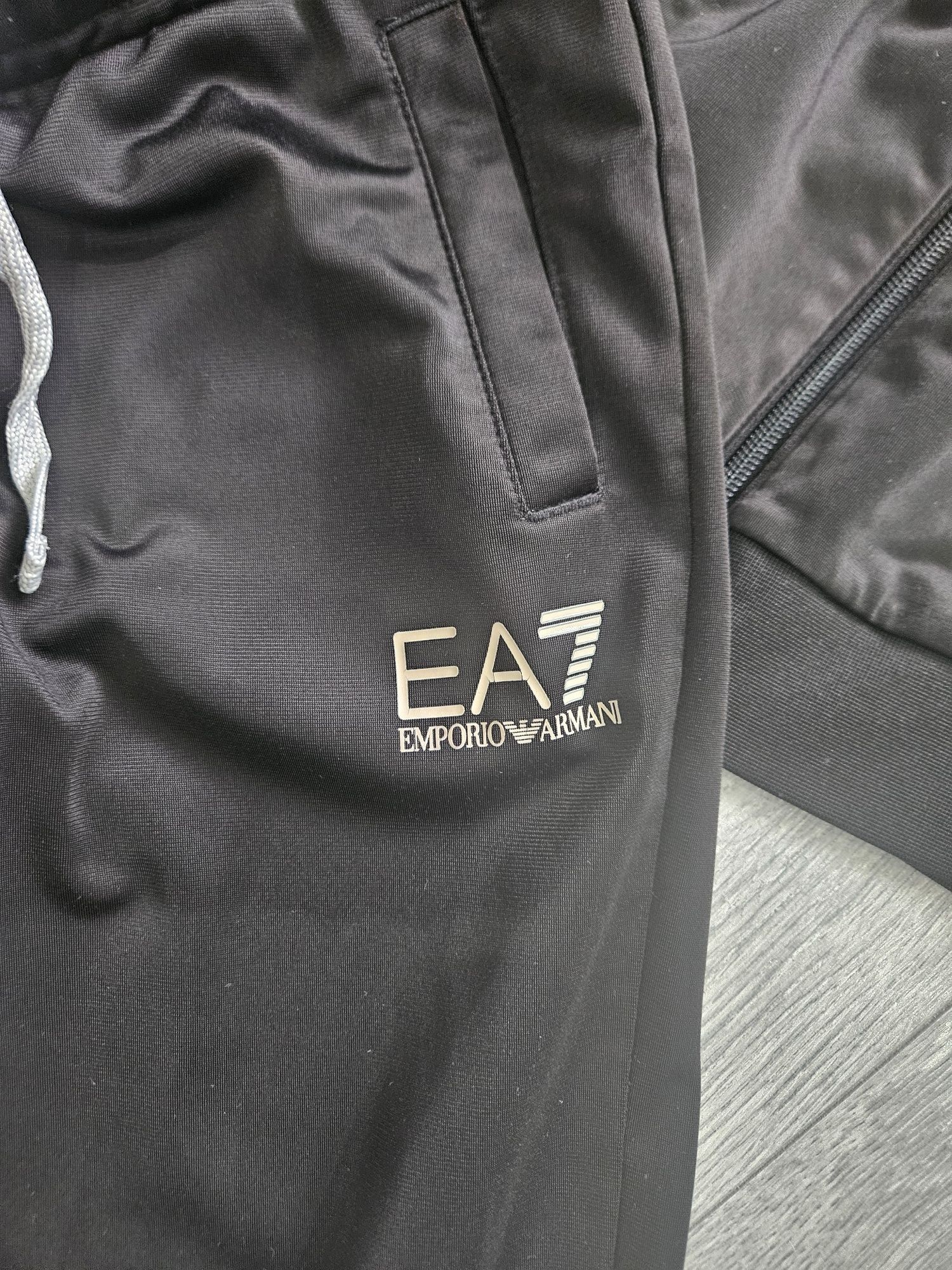 Екип Emporio Armani