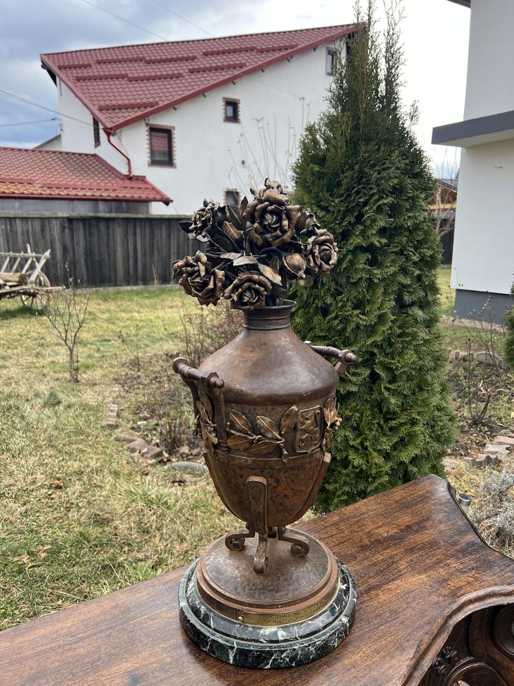 Vază  decorativă veche lucrata in bronz