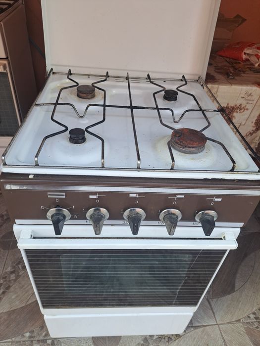 Vand aragaz cu 4 ochiuri si vuptor in stare foarte buna