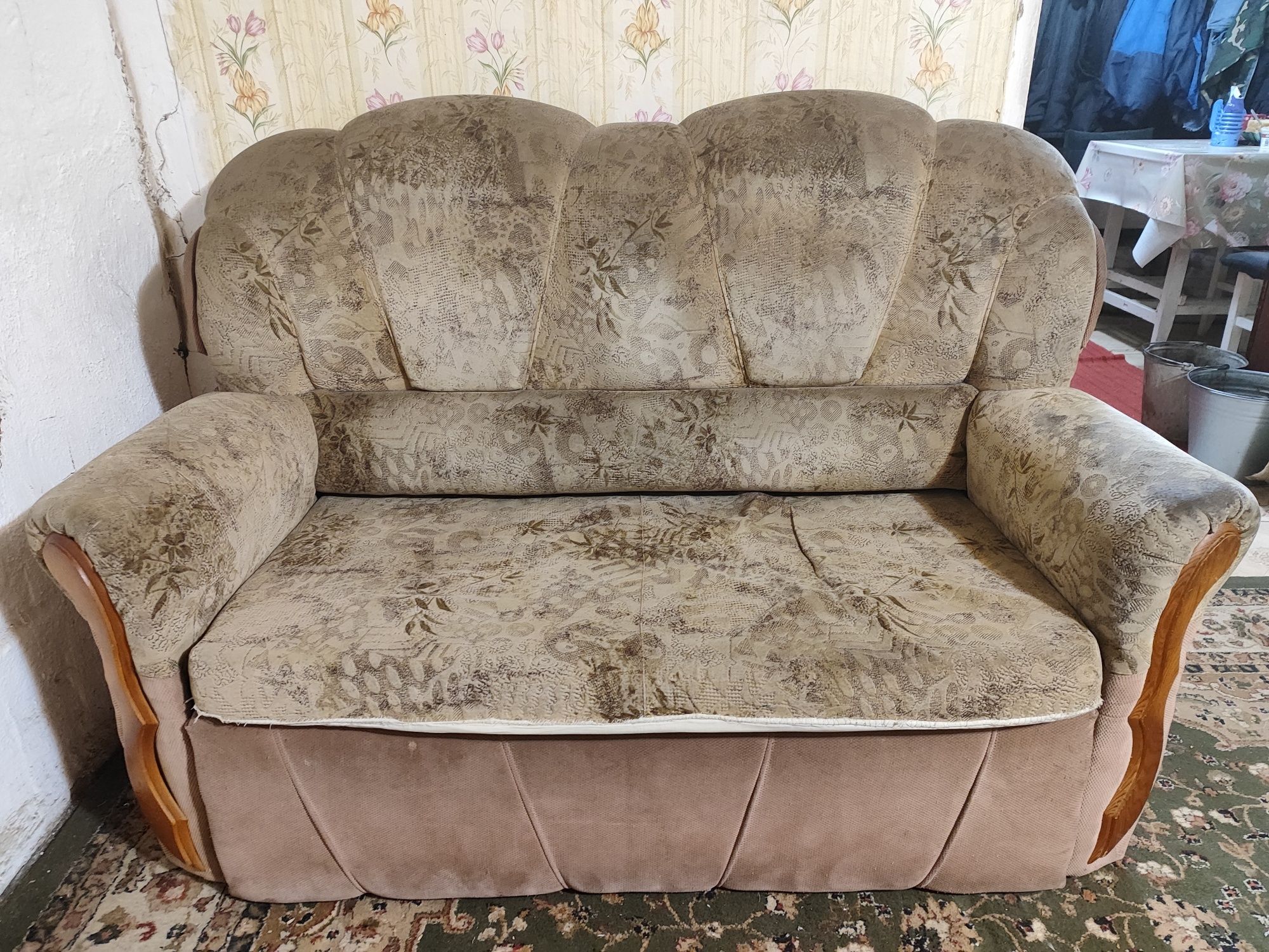 Продам два дивана и одно кресло в комплекте