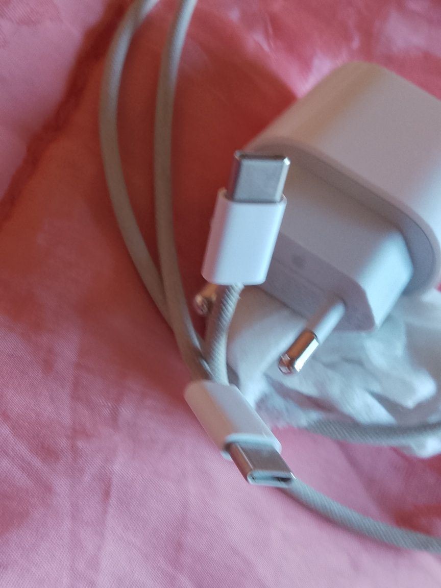 Încărcător Apple puțin folosit