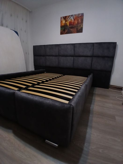 Vând pat tapițat cu stofă tip alcantara