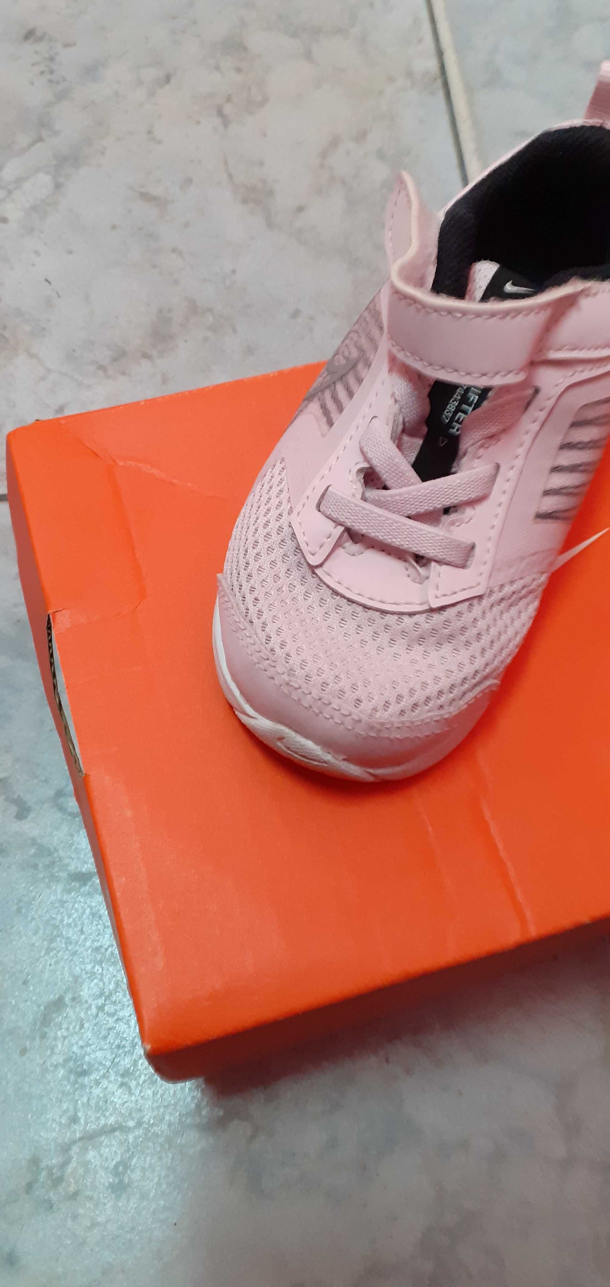 Маратонки NIKE за момиче