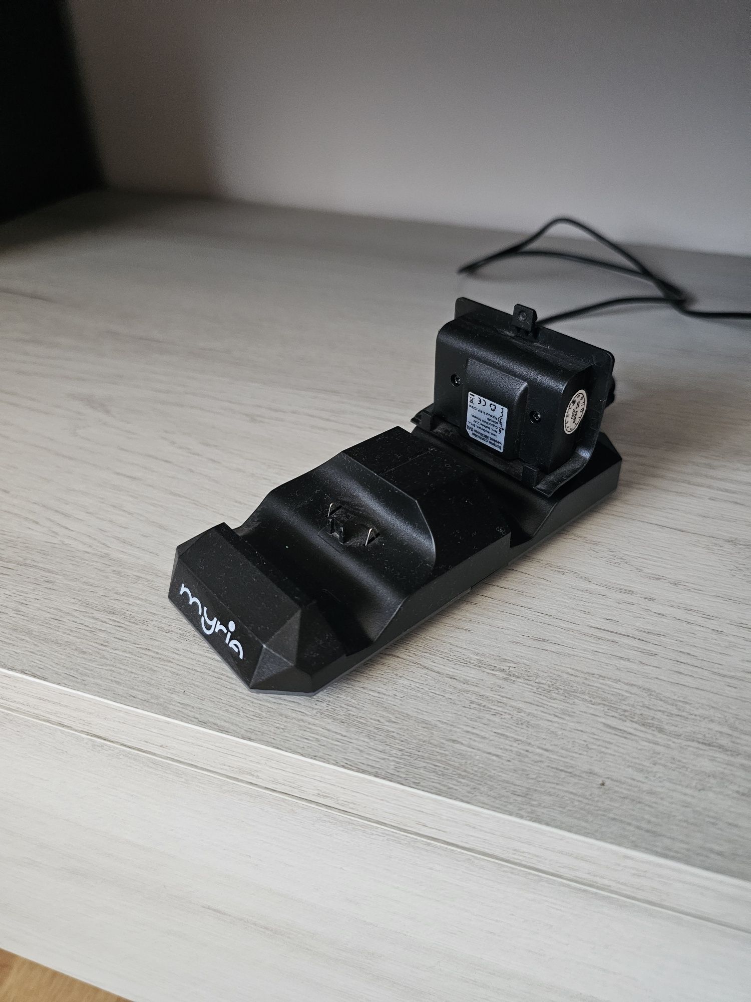 Vand Xbox One 500gb + 2 controllere + dock incarcare