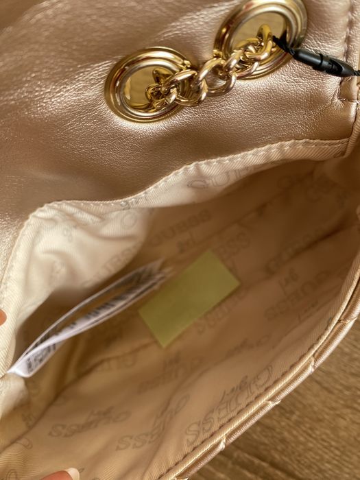 Оригинална нова чантичка Guess