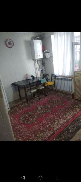 Прадается дом 1 сотка 2 комната кухня  и санузел  цена дагаварная