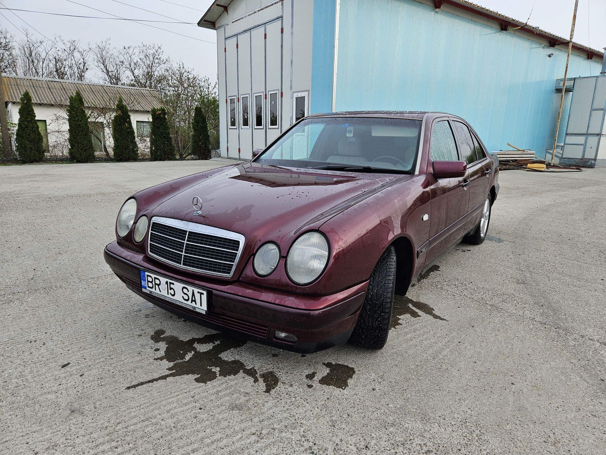 Vând Mercedes e200