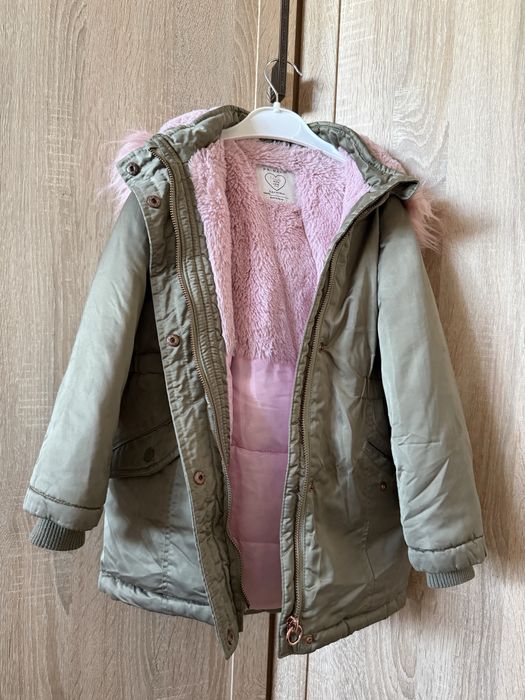 Продам демисезонную куртку на девочку