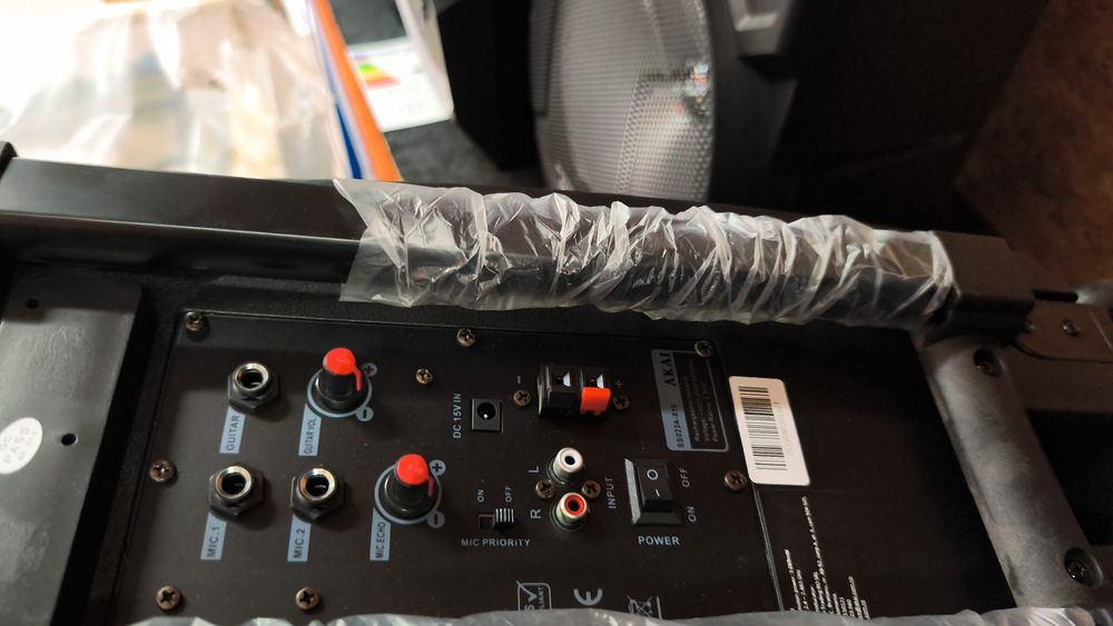 Vând boxa Akai 60 w cu microfon și incarcator